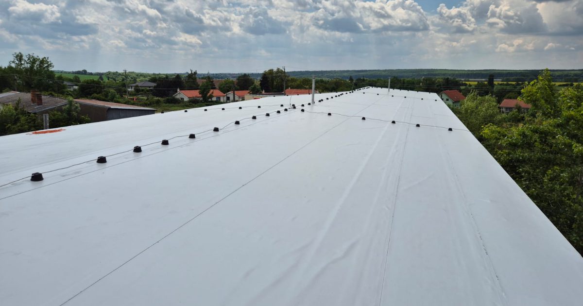 Plochá strecha s položenou hydroizolačnou fóliou